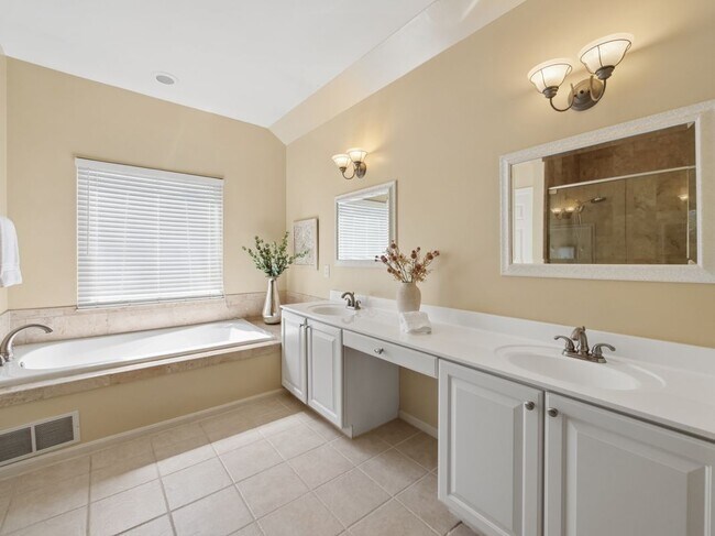 Building Photo - 7879 Yellowwood Dr