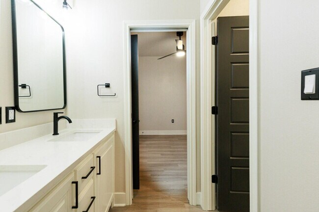 Building Photo - 5825 Grinnell St