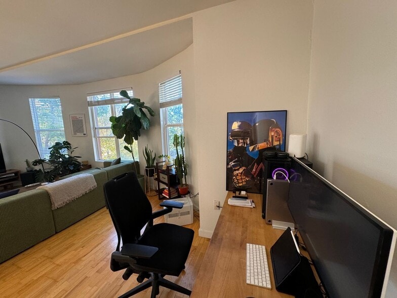 Building Photo - 2422 Tremont Pl