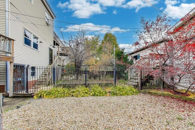 Building Photo - 902 S Claremont Ave