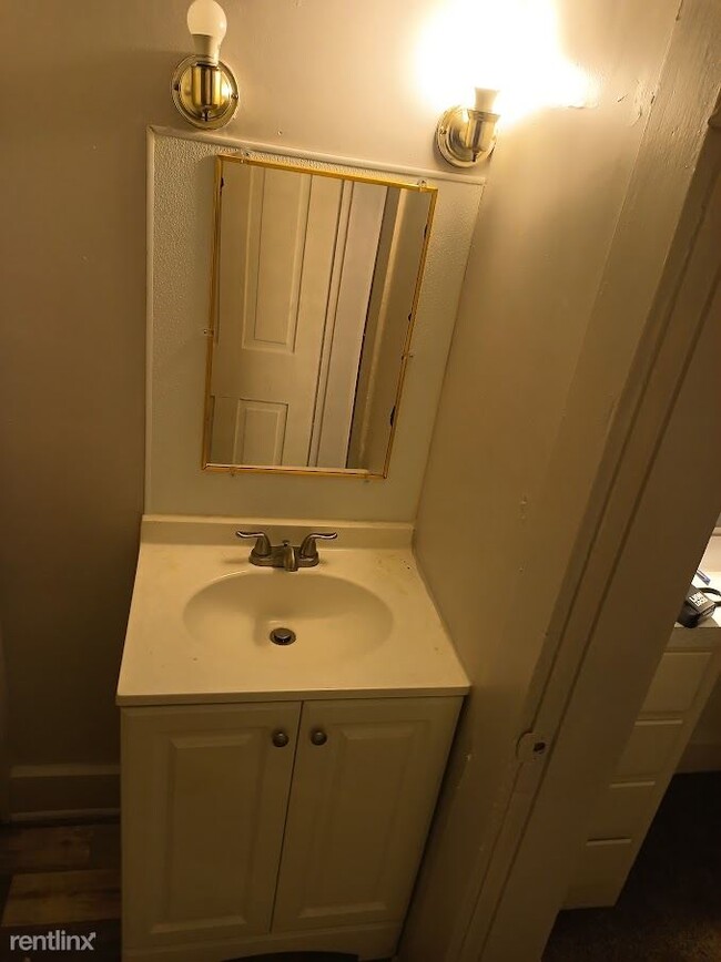 Building Photo - 1 br, 1 bath Duplex - 510 North College St...