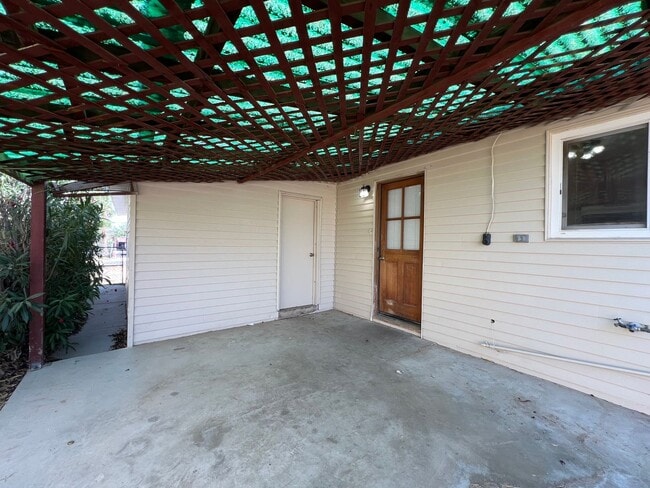 Building Photo - 3 Bedroom 2 Bathroom House Located Near Ca...
