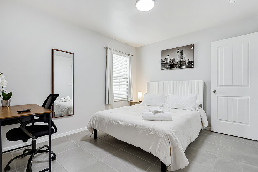 Bedroom w/Work Desk - 13054 Oakhampton Ave