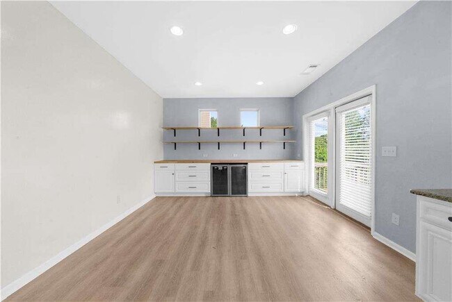 Building Photo - 5435 Mirror Lake Dr