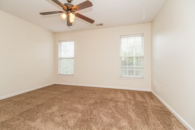 Building Photo - 413 Creekside Ln