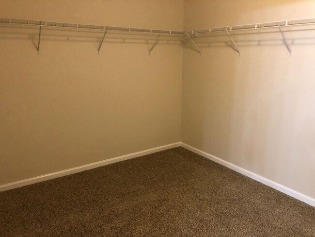 Building Photo - Large 5 Bedroom, 3 Bathroom Single Family ...