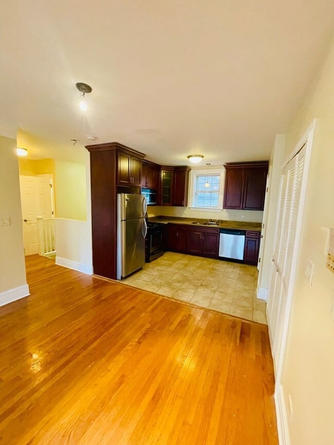 Building Photo - 2050 W Summerdale Ave