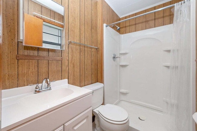 Building Photo - Charming brick home ready for move in!