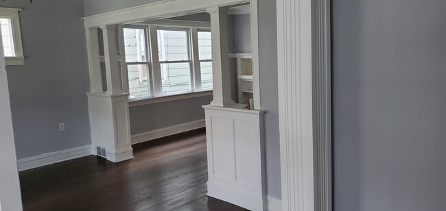 Building Photo - 10520 S Perry Ave