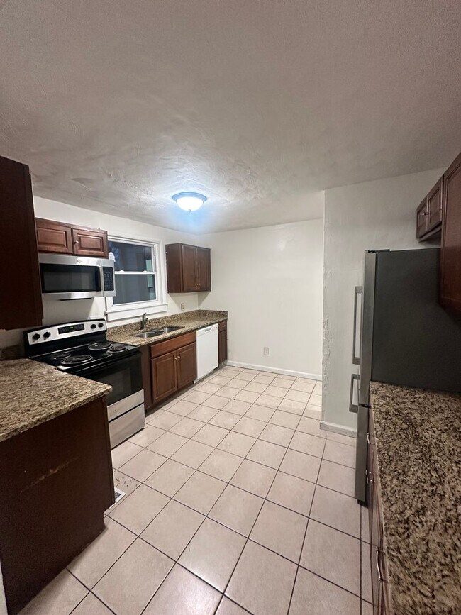 Building Photo - Fully renovated Cape Cod house!