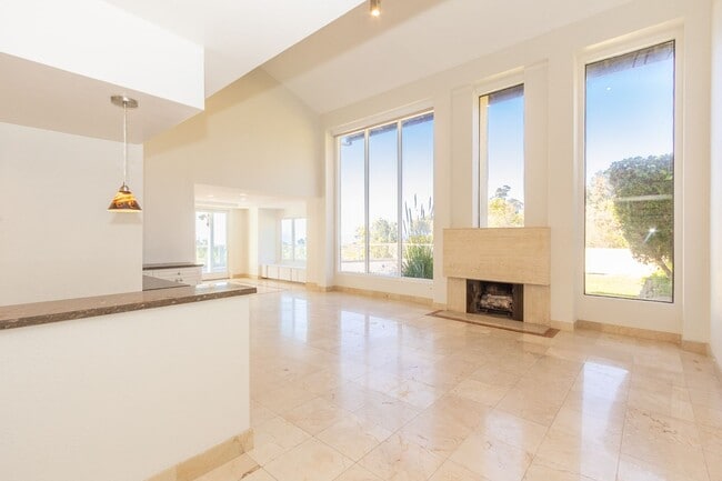 Building Photo - 4 Bedroom / 3 Bathroom Home With Panoramic...