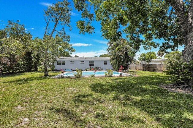 Building Photo - 716 Lund Cir