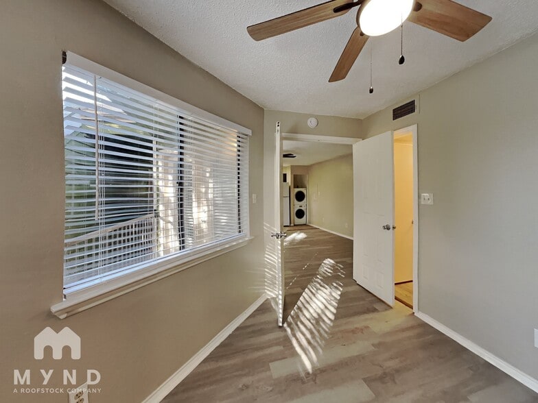 Building Photo - 9823 Walnut St