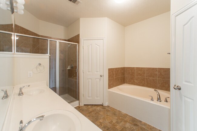 Building Photo - 25531 Forest Springs Lake