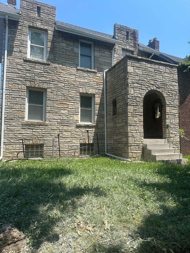 Building Photo - 4965 Chippewa St