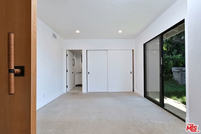 Building Photo - 2145 Linda Flora Dr