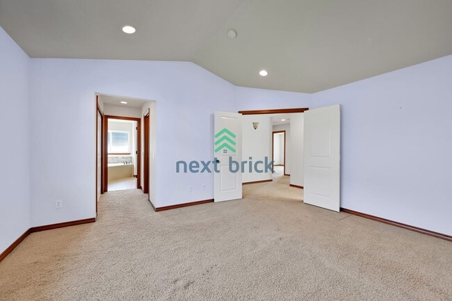 Building Photo - 4 BED & 2.5 SINGLE FAMILY HOUSE FOR RENT