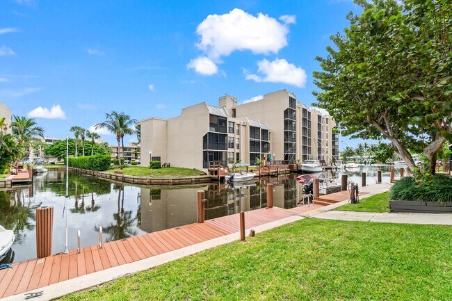 Building Photo - 17 Royal Palm Way