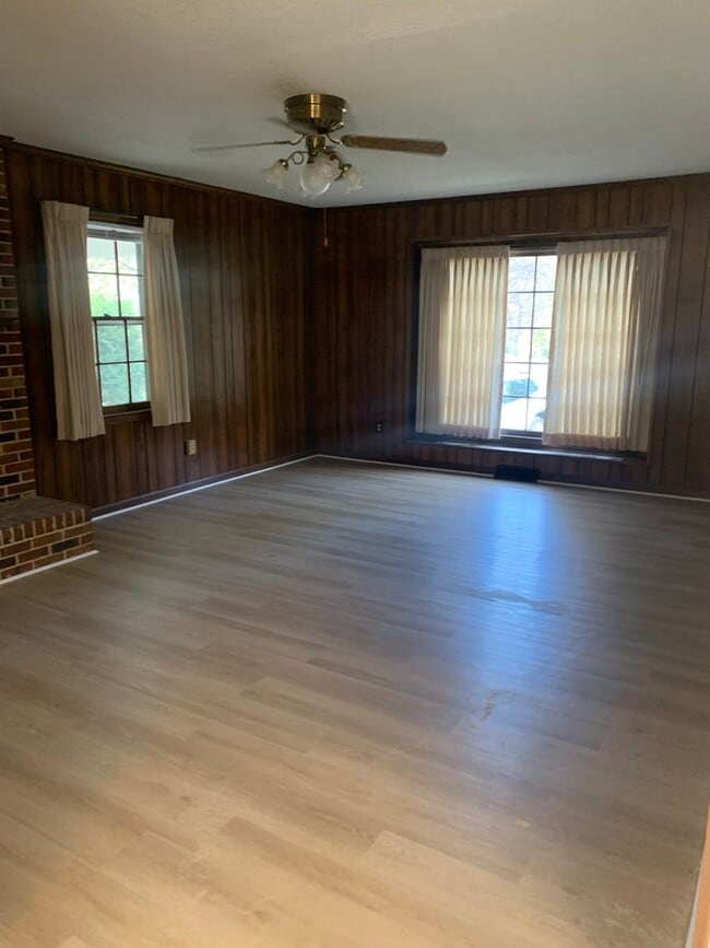 Building Photo - NORTH HILLS CHARMER--2 STORY--DOWNSTAIRS BEDROOM/OFFICE--FORMAL AREAS-LAUNDRY/MUD AREA-CARPORT