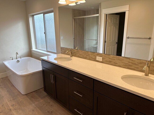 Building Photo - Newer SE Bend House w/A/C, 3 Bdrms, 2.5 Baths, 2160 Sq Ft, EVO OUTLET, Access to Pool, Dbl Garage