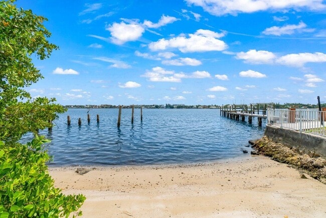 Building Photo - 211 Sunrise Ave