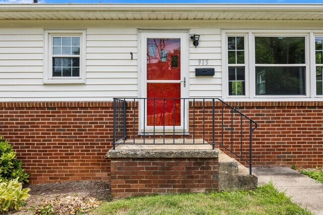 Building Photo - Meticulously maintained 3-bedroom, 2-bath ...