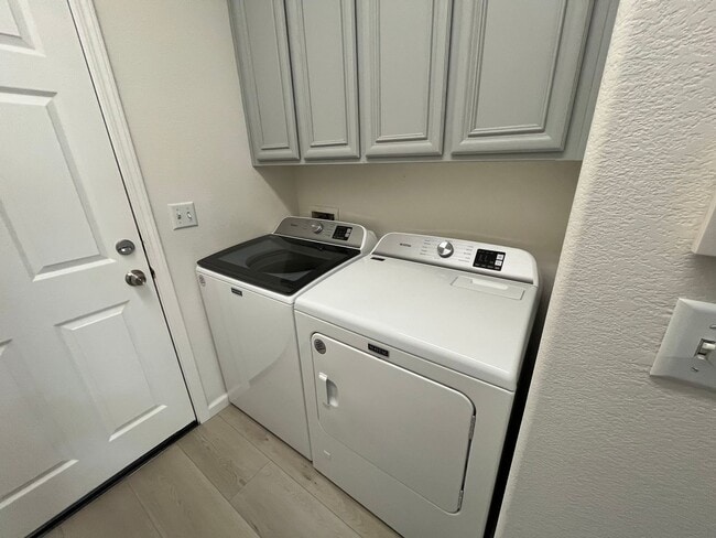 Building Photo - 3 Bed | 2 Bath | 1330SF | Tenant Pays $175...