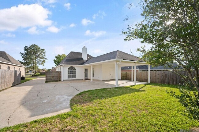 Building Photo - 18482 Lake Iris Ave