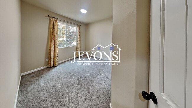 Building Photo - Spacious 5-bedroom home in a great community with 2-car garage, washer and dryer, just minutes fr...