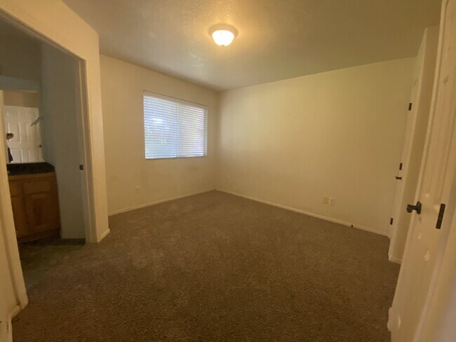 Building Photo - "2-Bedroom Condo in Saint George - Cozy Comfort with Modern Touches!"