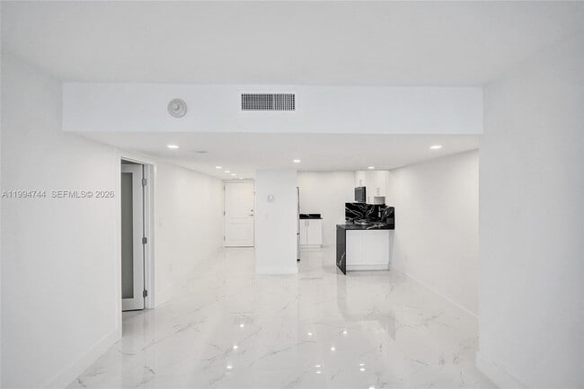 Building Photo - 3625 N Country Club Dr