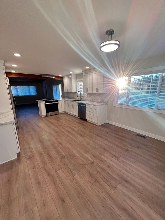 Building Photo - Rare 5-bedroom House with 1 Car Garage in ...