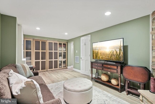 Building Photo - 900 N Livingston St