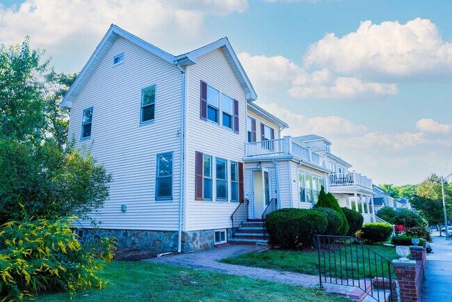 Building Photo - 204 Maple St