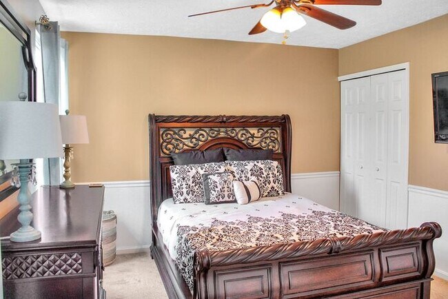 Building Photo - Charming 3-Bedroom, 2.5 Bath SFH with Fron...