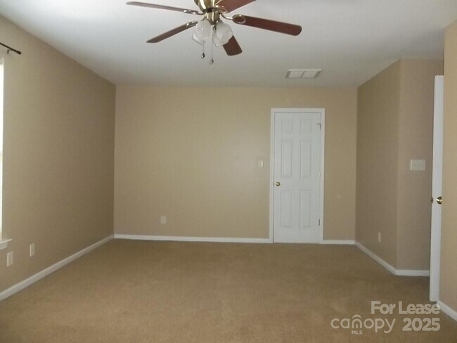 Building Photo - 604 Queenswater Ln