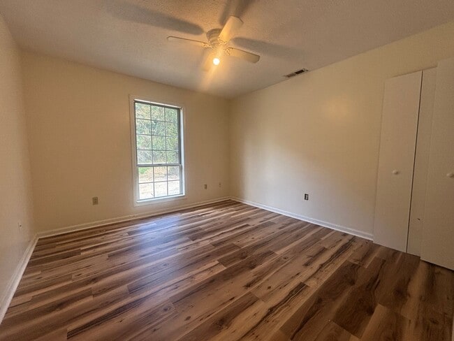 Building Photo - 105 Lovely Mt Dr