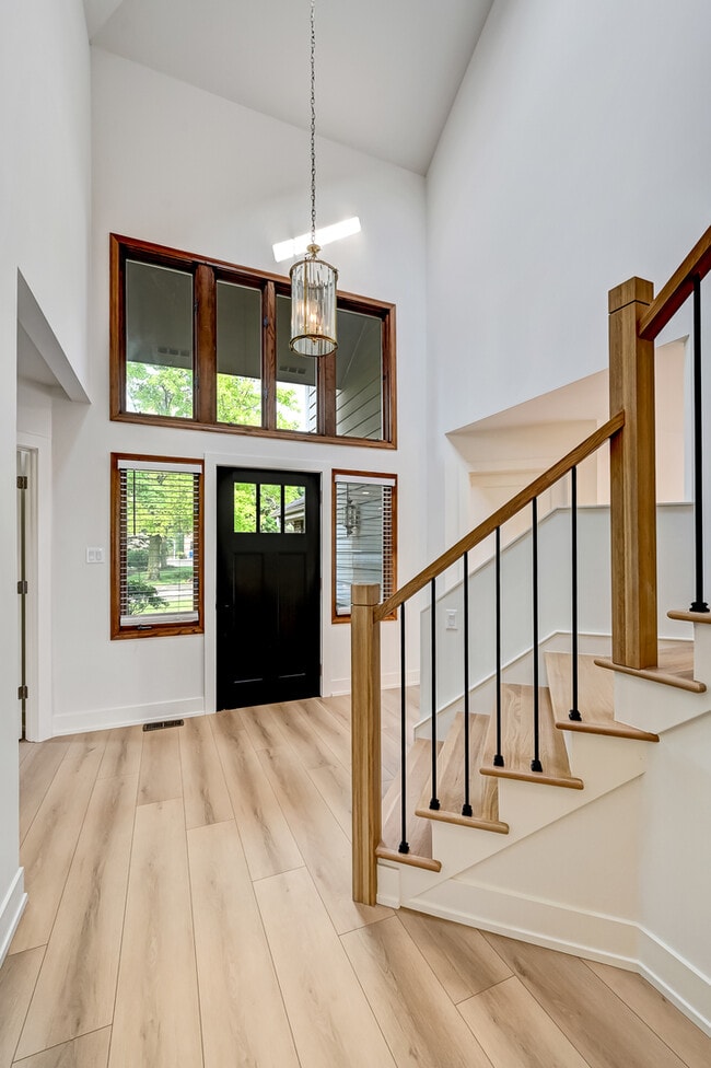 Building Photo - 5615 S Elm St