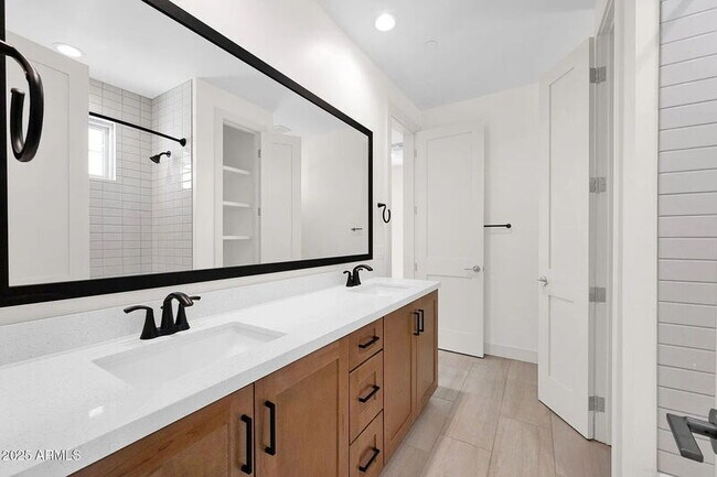 Building Photo - 2648 E Longhorn Ct