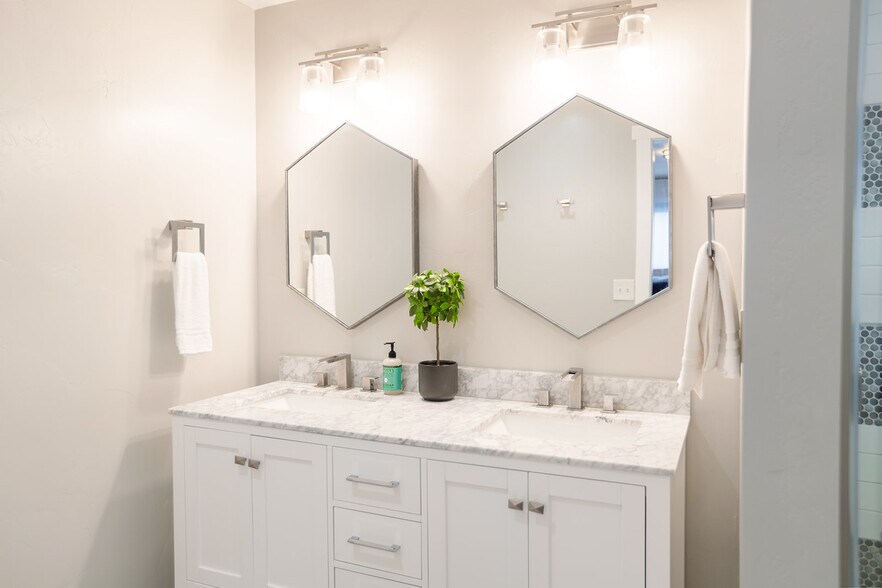 Building Photo - 894 E 840 N