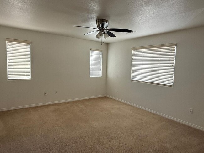 Building Photo - 3 BEDROOMS HOME WITH 2.5 BATHROOMS