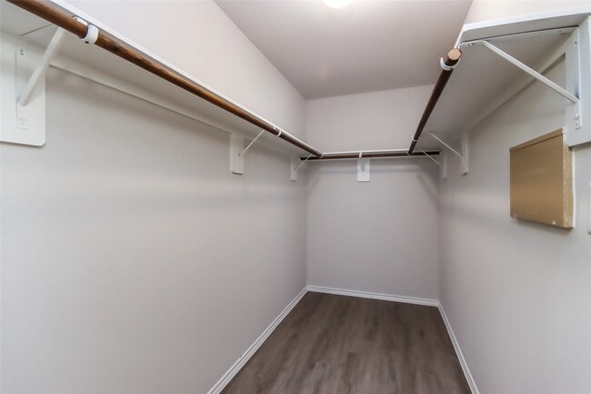 Building Photo - 21310 Shadbush Avenue