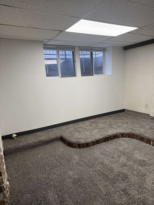 Building Photo - 1641 Broadway N