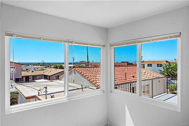 Building Photo - 223 Avenida Victoria