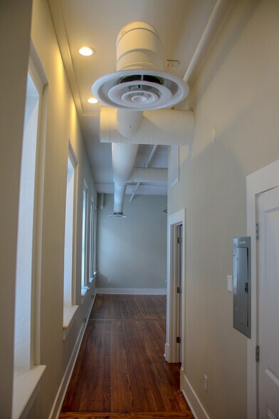 Building Photo - 596 Cherry St