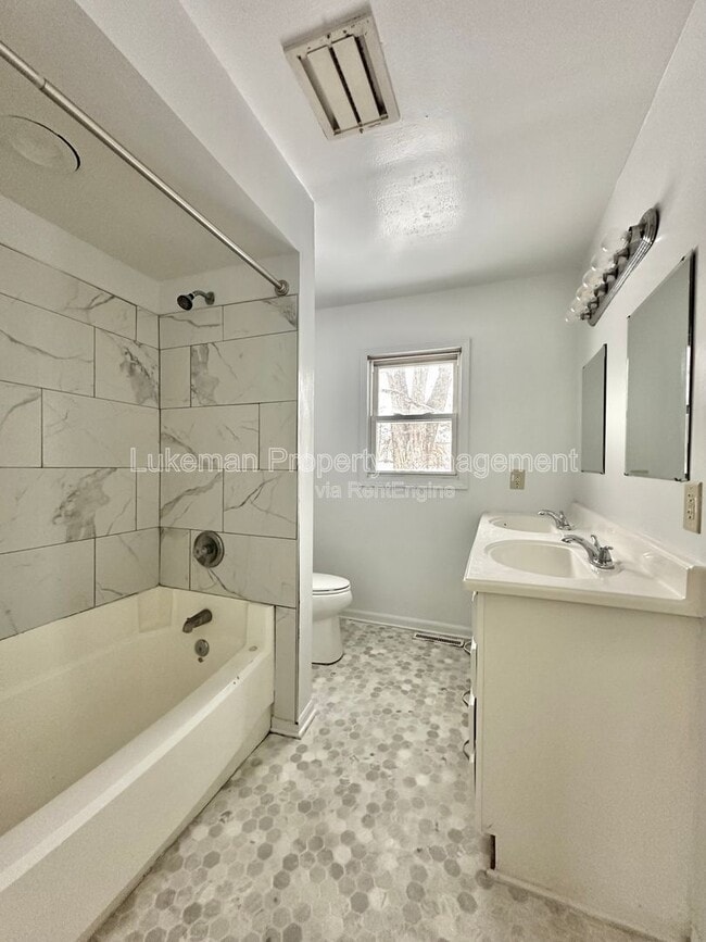 Building Photo - 833 Westmoreland Ave