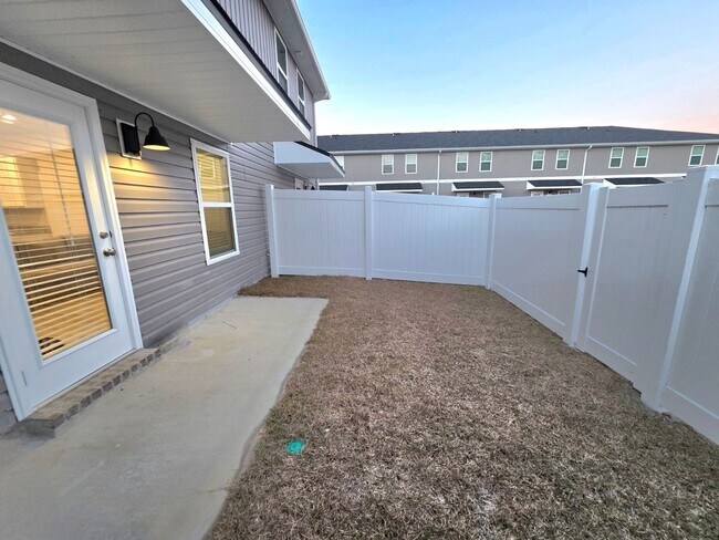 Building Photo - 710-D Giese Ln