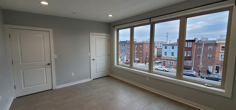 Building Photo - 605 E Girard Ave