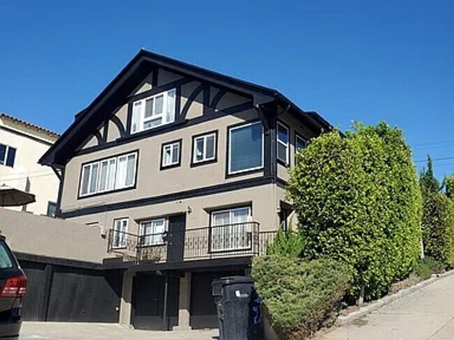 Building Photo - Remodeled 1BD in Mission Hills with Views of the San Diego Bay, Onsite Laundry, and Lots of Natur...