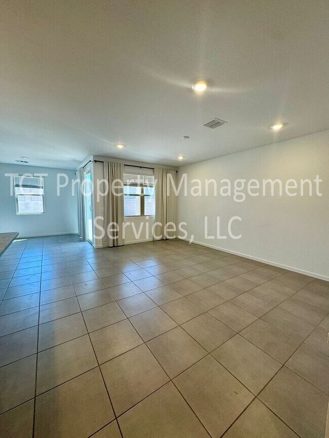 Building Photo - Beautiful like new home in San Tan Groves